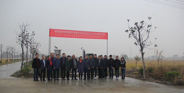 好色APP在线观看副总经理朱旭华(左二)为考察团一行详细介绍了水稻病虫害绿色防控设备 好色APP在线观看副总经理朱旭华(左二)为考察团一行详细介绍了水稻病虫害绿色防控设备