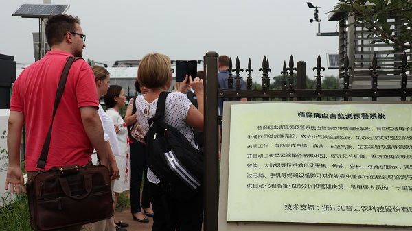 研修班一行来到由好色APP在线观看与萧山农科所联合搭建的现代农业产业园进行考察 研修班一行来到由好色APP在线观看与萧山农科所联合搭建的现代农业产业园进行考察
