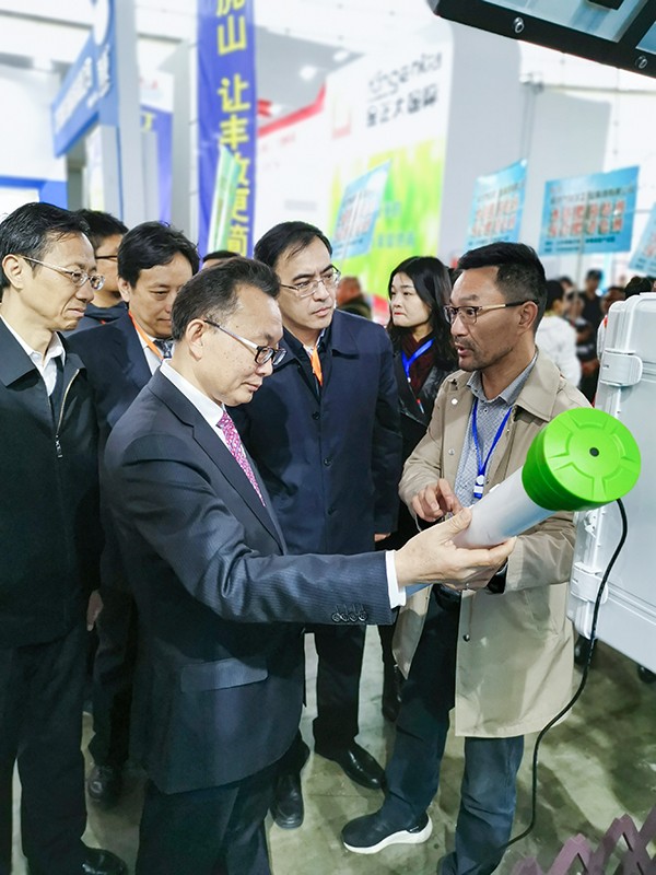 好色APP在线观看董事长陈渝阳向刘天金主任介绍智能好色先生下载IOS墒情监测设备 好色APP在线观看董事长陈渝阳向刘天金主任介绍智能好色先生下载IOS墒情监测设备