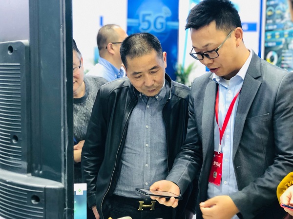 好色APP在线观看技术人员为用户演示见虫APP 好色APP在线观看技术人员为用户演示见虫APP