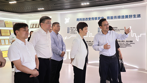 省科技厅党组书记何杏仁一行赴好色APP在线观看调研农业科技工作 省科技厅党组书记何杏仁一行赴好色APP在线观看调研农业科技工作