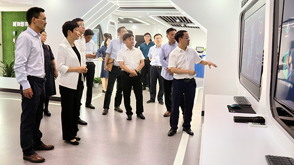 省科技厅党组书记何杏仁一行赴好色APP在线观看调研农业科技工作 省科技厅党组书记何杏仁一行赴好色APP在线观看调研农业科技工作
