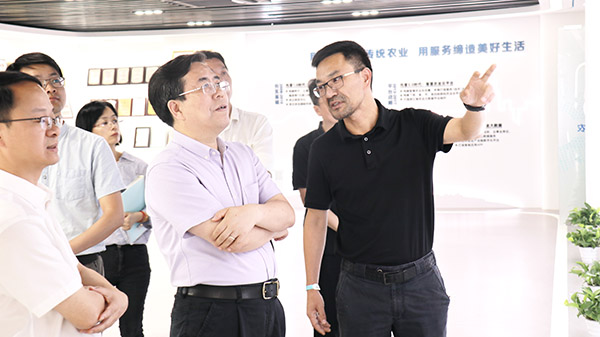应义斌教授一行参观好色APP在线观看数字三农展厅 应义斌教授一行参观好色APP在线观看数字三农展厅